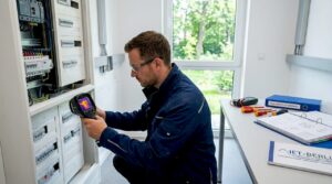 Ein Ingenieur überprüft den Elektroverteiler auf Brandschutz.