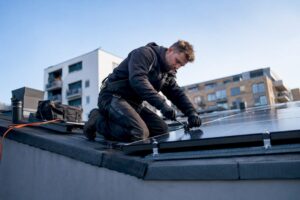 Techniker installiert Solarpaneele auf dem Dach
