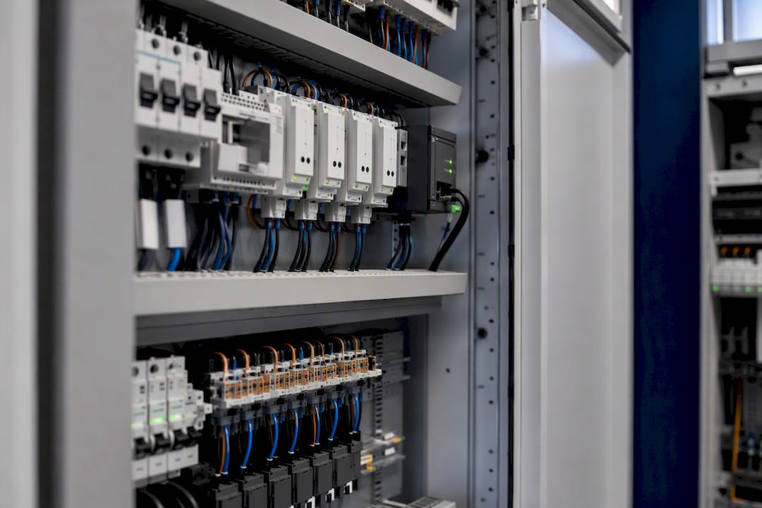 Nahaufnahme eines Energiemanagement-Schaltschranks im Technikraum
