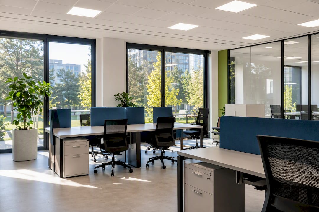 Büro mit tageslicht- und präsenzabhängiger Beleuchtung