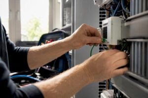 Montage der KNX-Verkabelung im Gewerbeverteiler