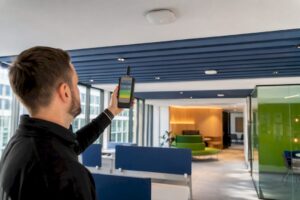 Techniker misst das WLAN-Signal im Bürogebäude