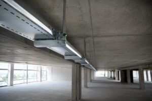 Kabelkanäle unter der Rohbaudecke eines Gebäudes