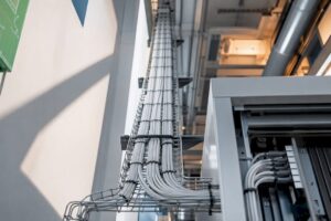 Ordentlich verlegte Cat7-Kabeltrasse im Technikgeschoss